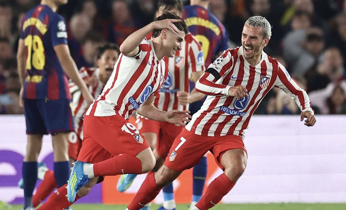 أتلتيكو مدريد يضع قدماً في نصف نهائي دوري الأبطال بهزيمة برشلونة في كامب نو